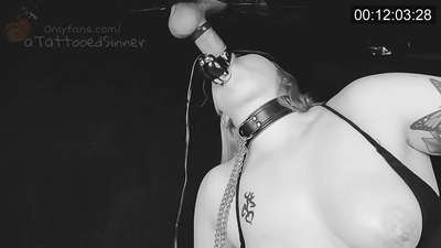 Linda menina com mamas perfeitas no buraco da glória